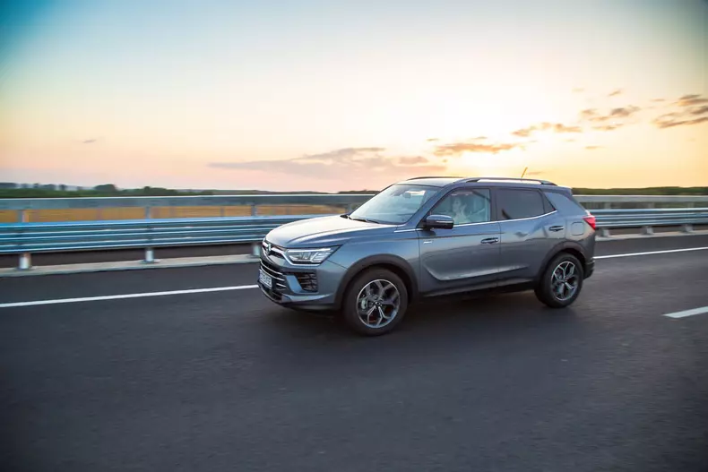 Oana si SsangYong Korando low res 059