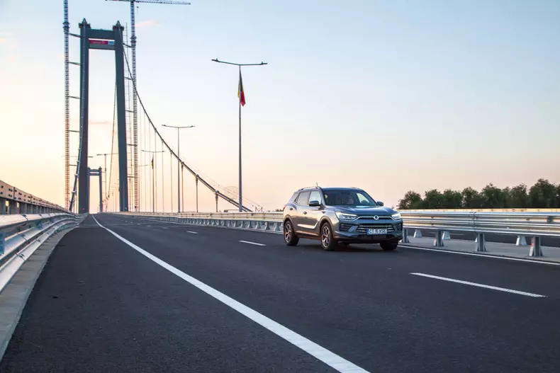 Oana si SsangYong Korando low res 060