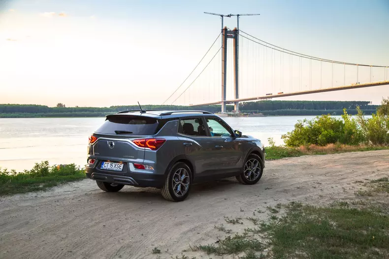 Oana si SsangYong Korando low res 064