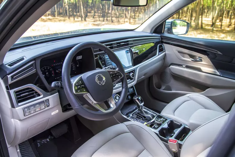 Oana si SsangYong Korando low res 081