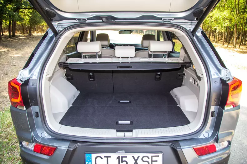 Oana si SsangYong Korando low res 091