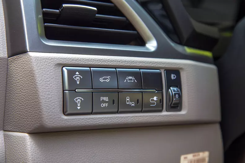 Oana si SsangYong Korando low res 100