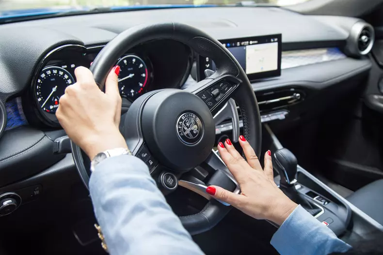 Raluca si Alfa Romeo Tonale low res 041