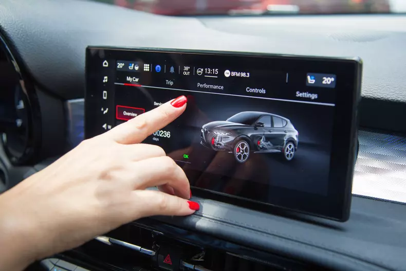 Raluca si Alfa Romeo Tonale low res 046