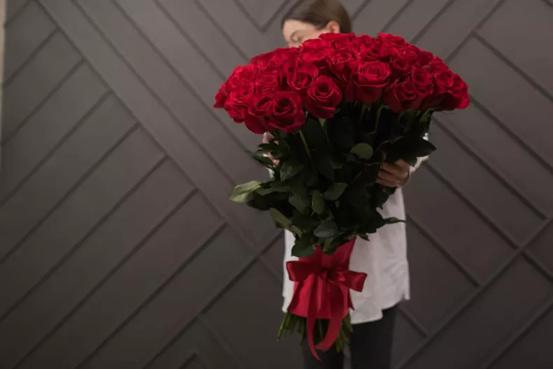 fata-tine-buchet-imens-trandafiri-rosii