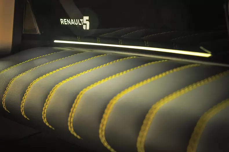 Renault R5 – Iconic Jaune