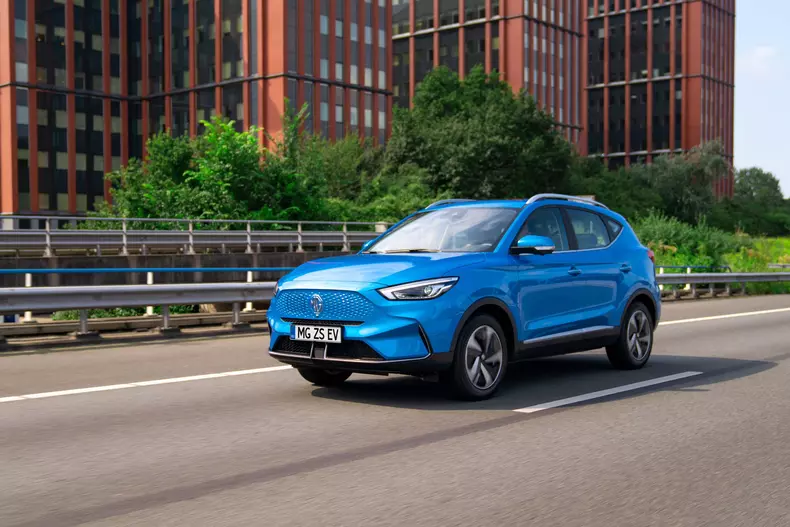 MG-ZS-EV-dynamic-driving-02