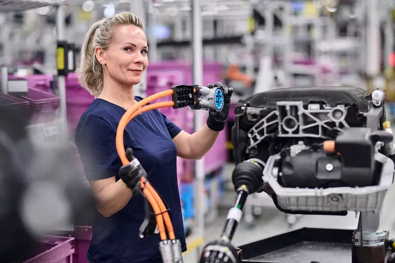 P90530991_highRes_production-of-new-bm