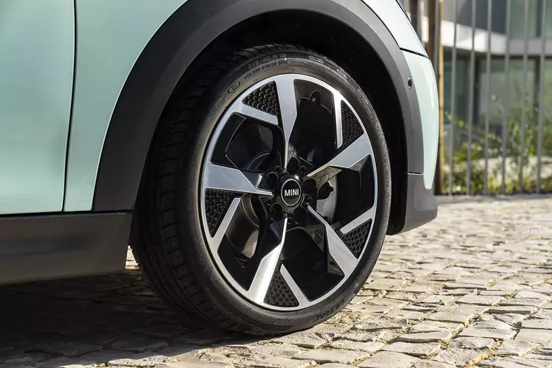 P90542442_highRes_mini-cooper-s-04-202