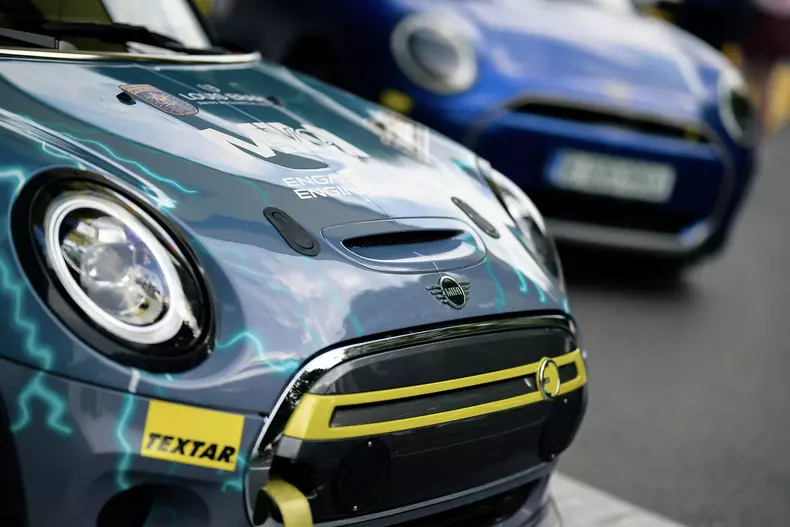 P90562443_highRes_racing-mimi-at-trofe