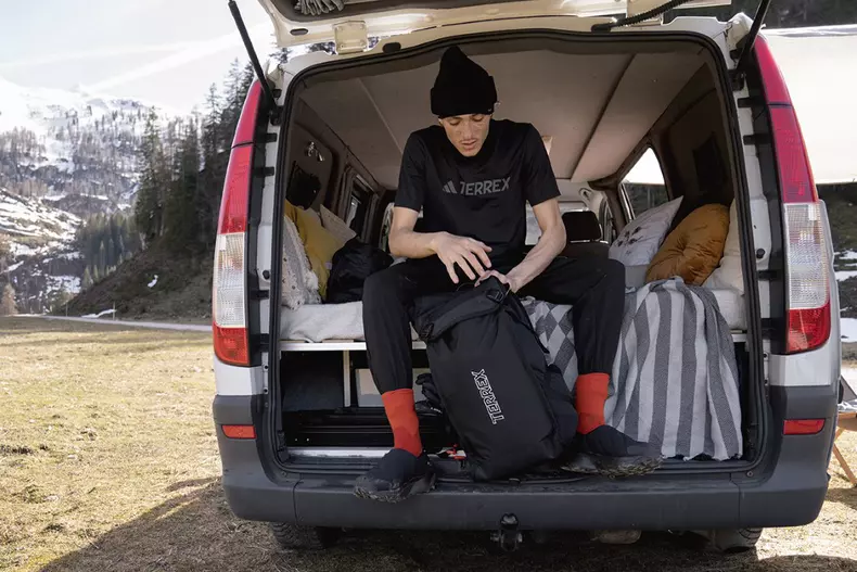 cum-sa-te-imbraci-pentru-o-calatorie-lunga-cu-masina-sfaturi-practice-pentru-confort-si-stil