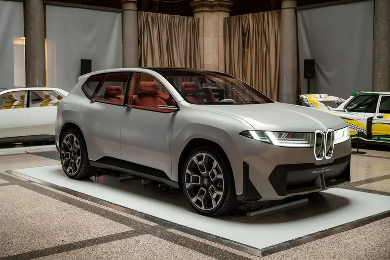 P90592307_highRes_revolution-of-art-20