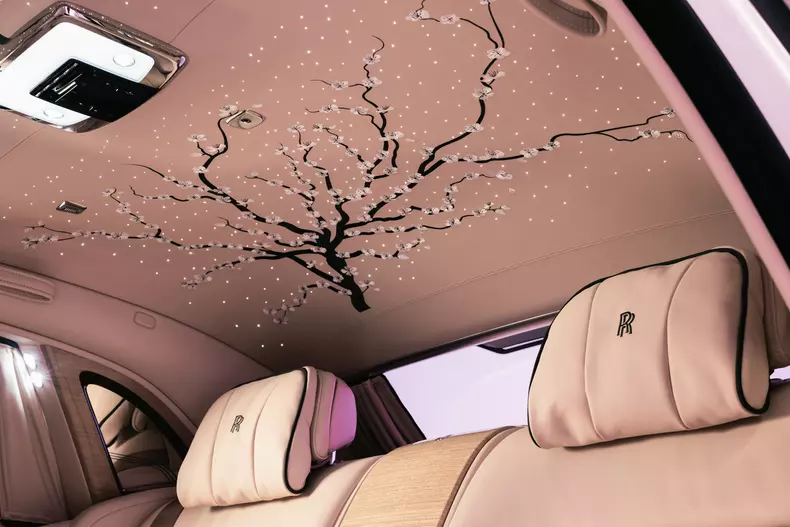 P90593875_highRes_rolls-royce-presents