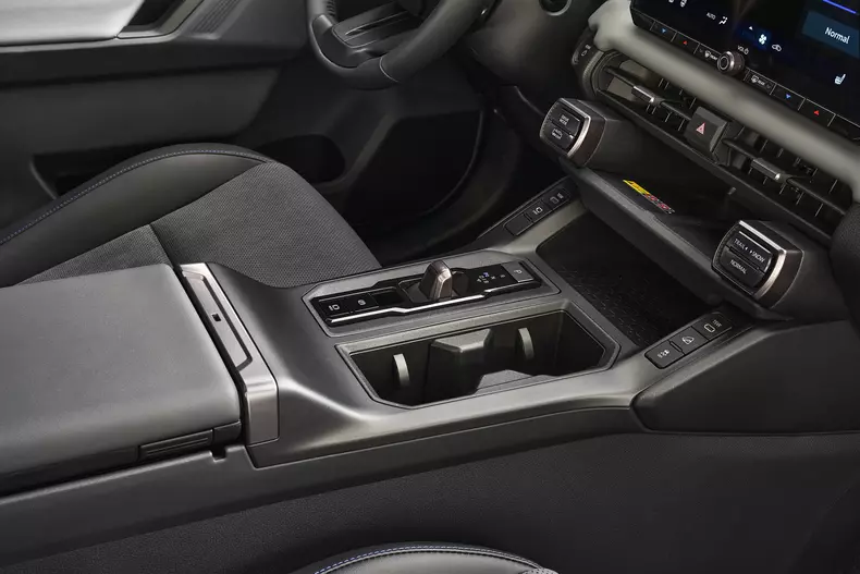 2026-all-newrav4-interior-008