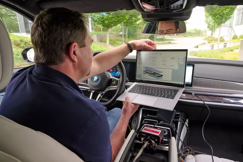 P90598615_highRes_bmw-i7-with-all-soli