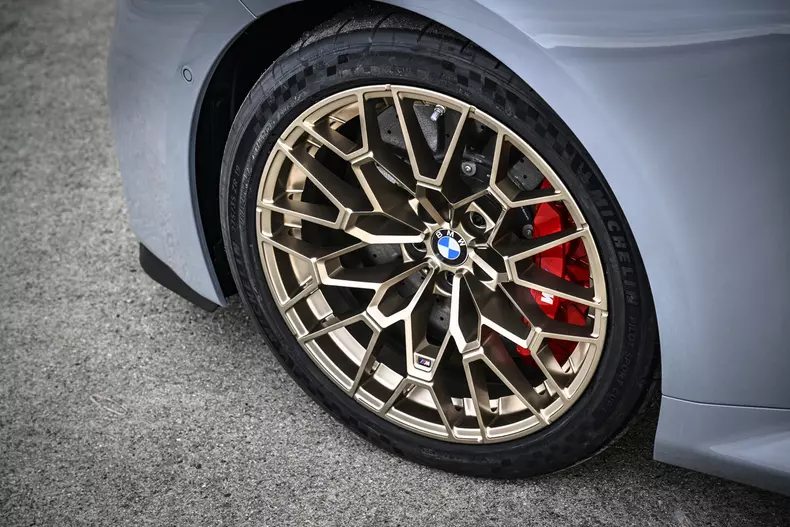 P90600885_highRes_the-new-bmw-m2-cs