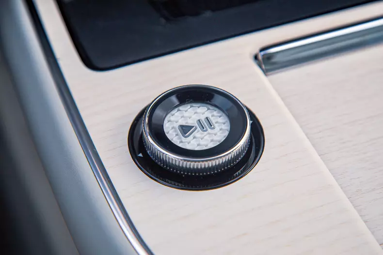 Volvo EX90 low res 001