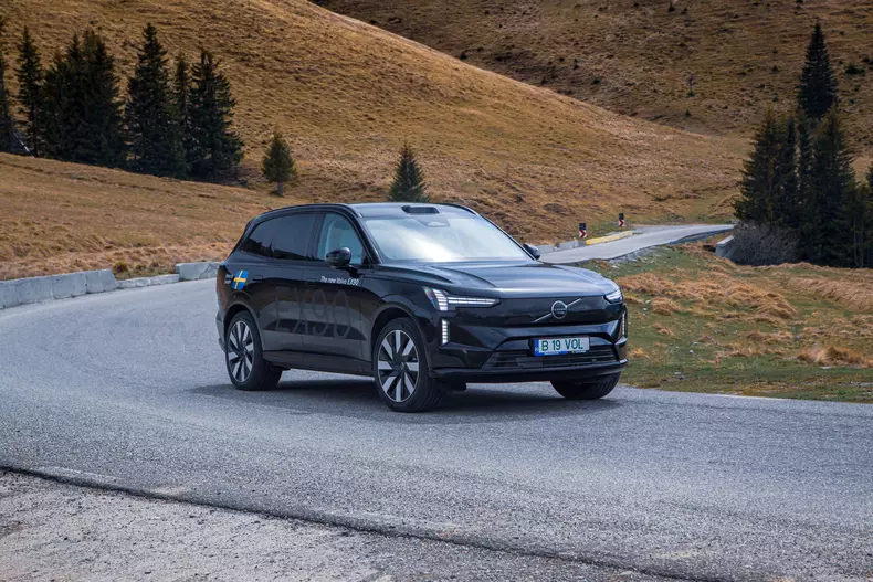 Volvo EX90 low res 003