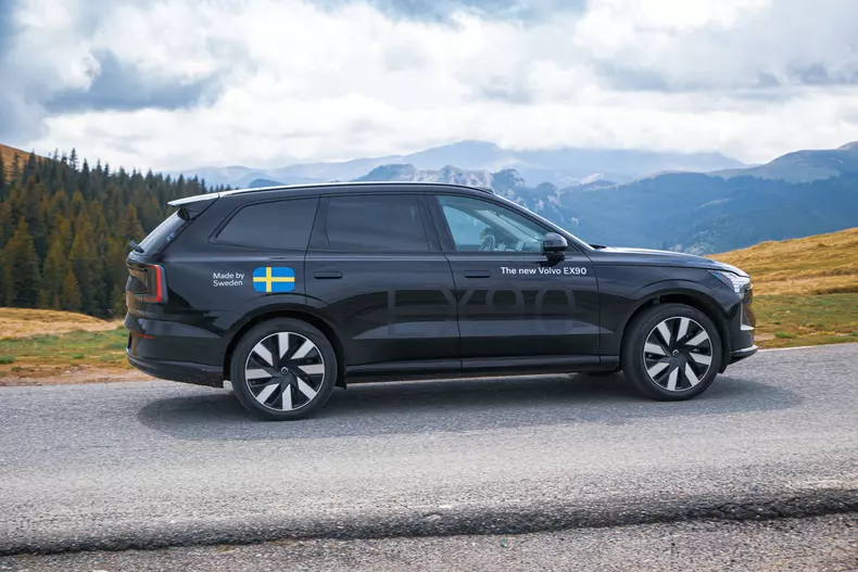 Volvo EX90 low res 004