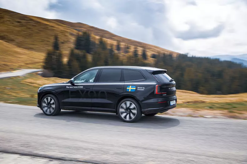 Volvo EX90 low res 006