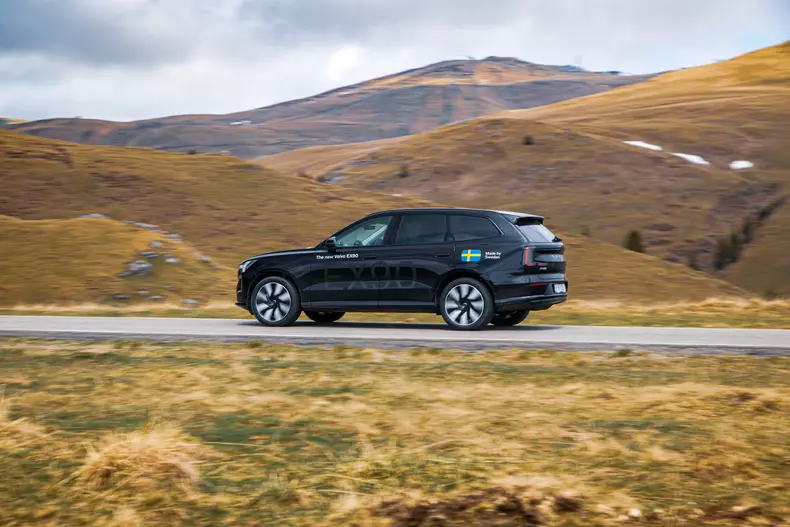 Volvo EX90 low res 008