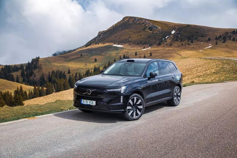 Volvo EX90 low res 011