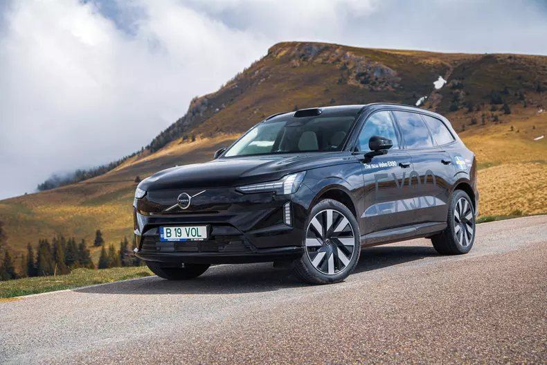 Volvo EX90 low res 012