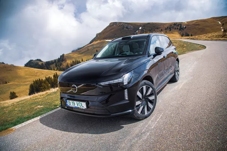 Volvo EX90 low res 013