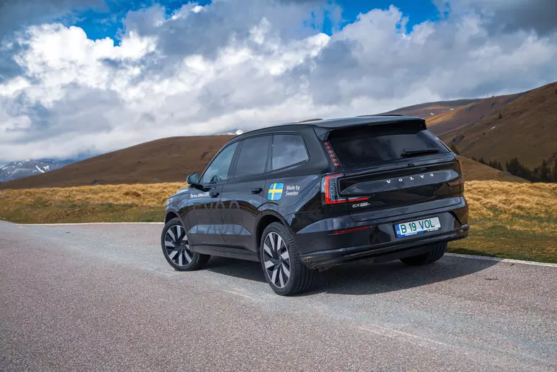 Volvo EX90 low res 014