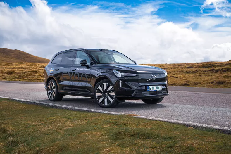 Volvo EX90 low res 020