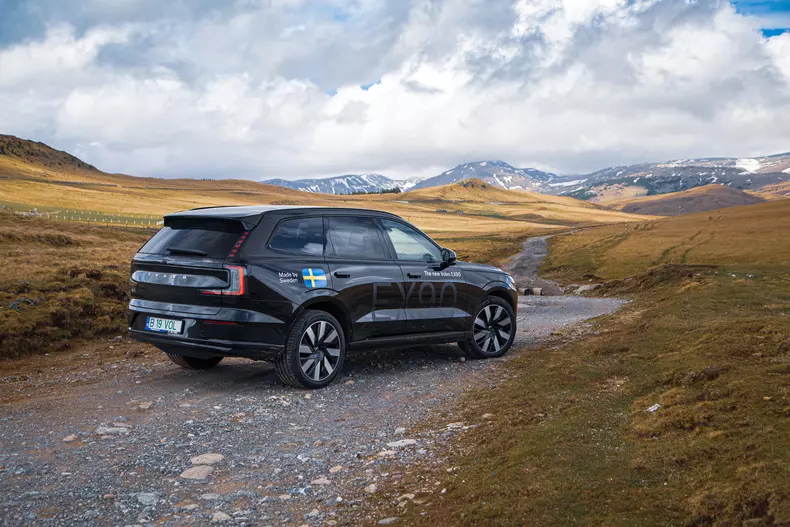 Volvo EX90 low res 025