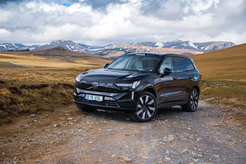 Volvo EX90 low res 026