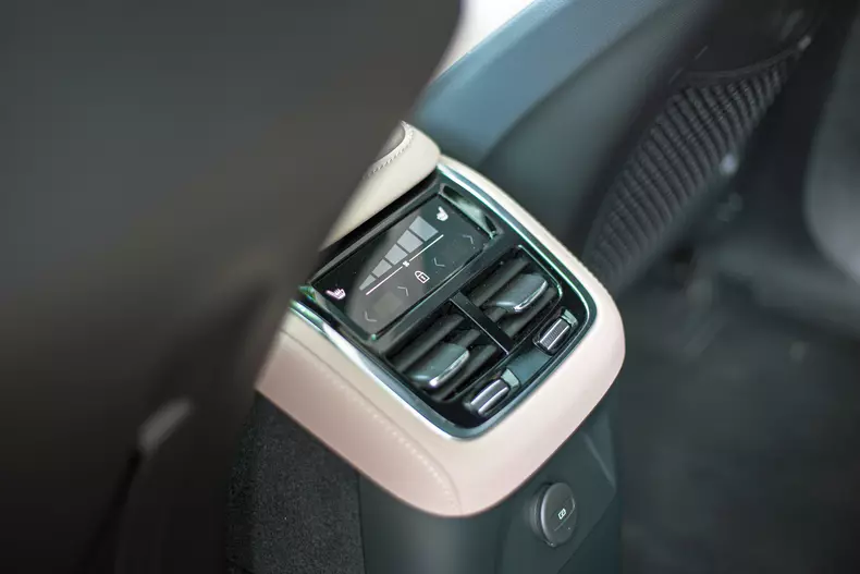 Volvo XC90 low res 015