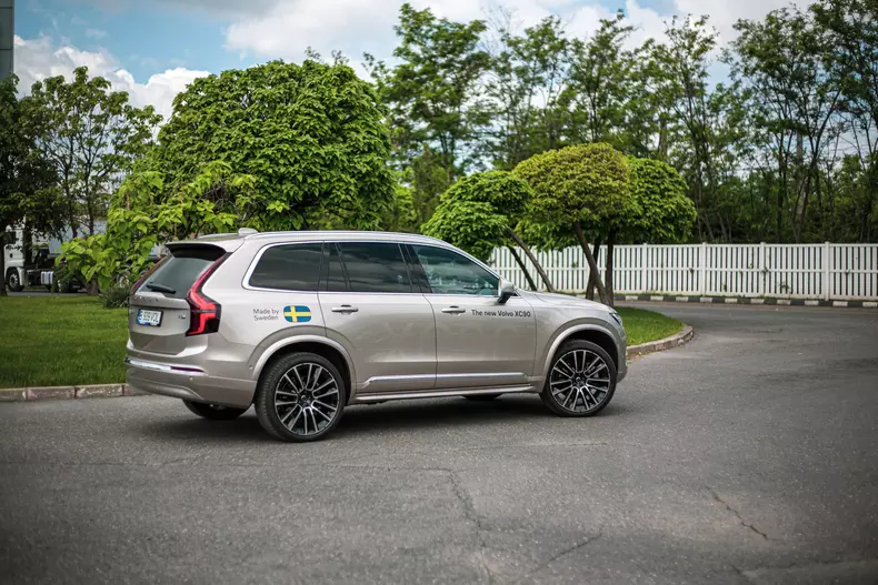 Volvo XC90 low res 019
