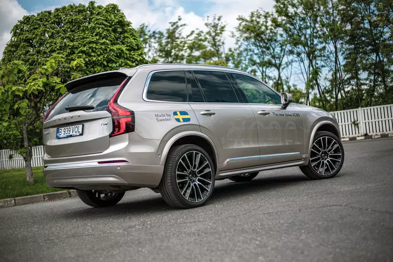Volvo XC90 low res 020