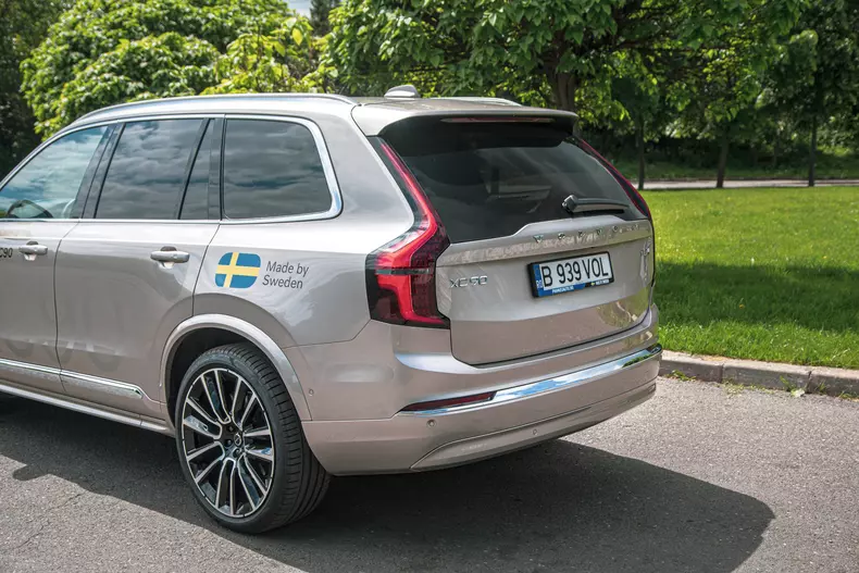 Volvo XC90 low res 024