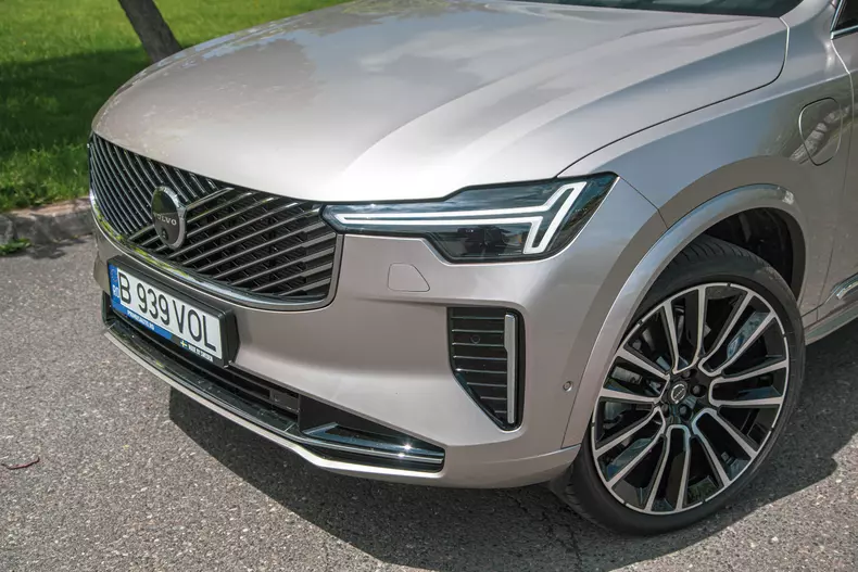 Volvo XC90 low res 029