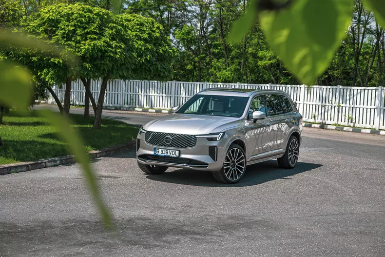 Volvo XC90 low res 044