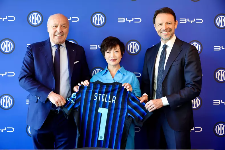 KV_Fotografie de grup cu un tricou personalizat special