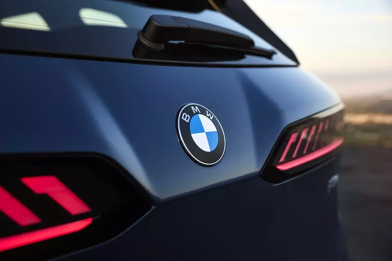 P90615648_highRes_the-new-bmw-ix3-50-x