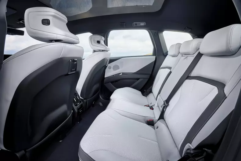 P90615663_highRes_the-new-bmw-ix3-50-x