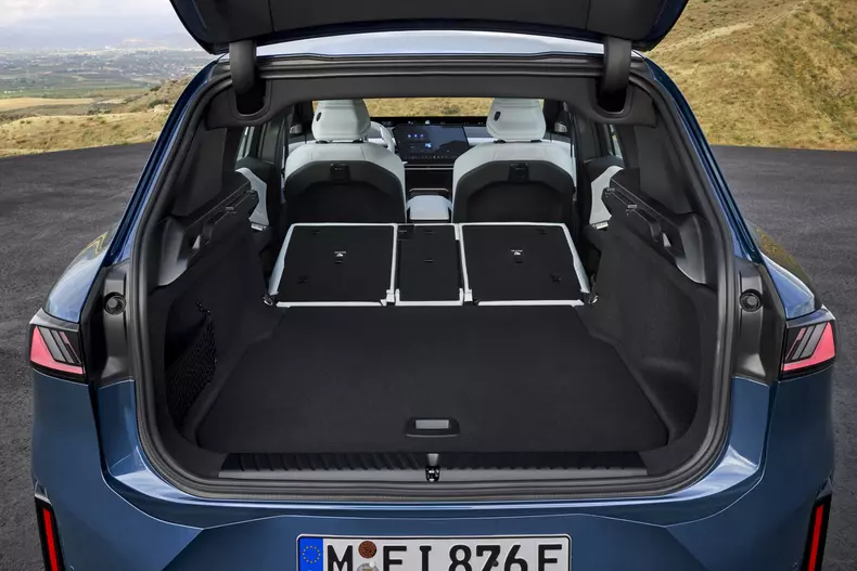 P90615673_highRes_the-new-bmw-ix3-50-x