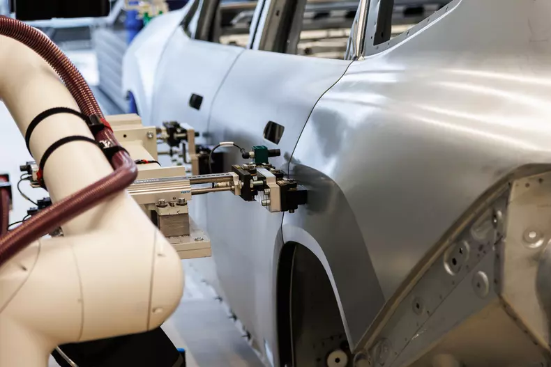 P90617941_highRes_bmw-group-plant-debr