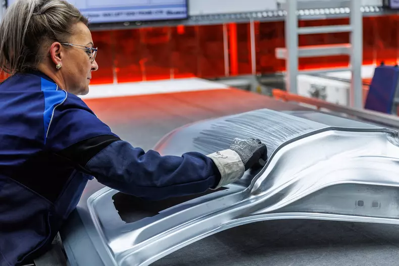 P90618032_highRes_bmw-group-plant-debr