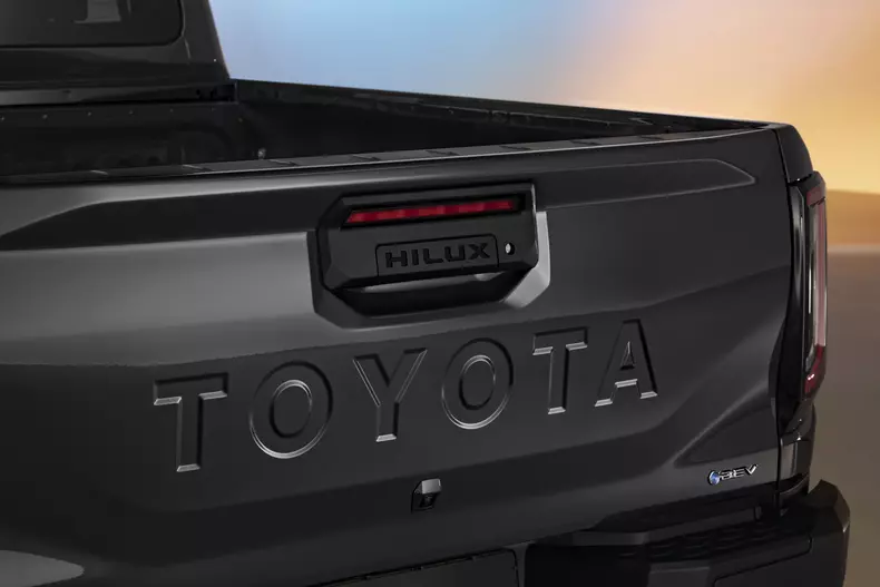 2025toyotahiluxbevext02