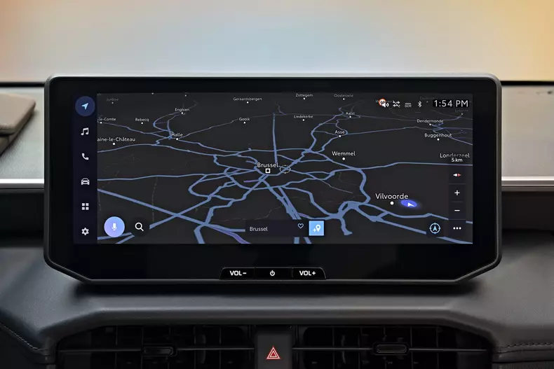 2025toyotahiluxbevint03