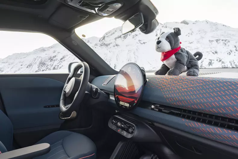 P90625653_highRes_mini-bulldogge-2-0-i