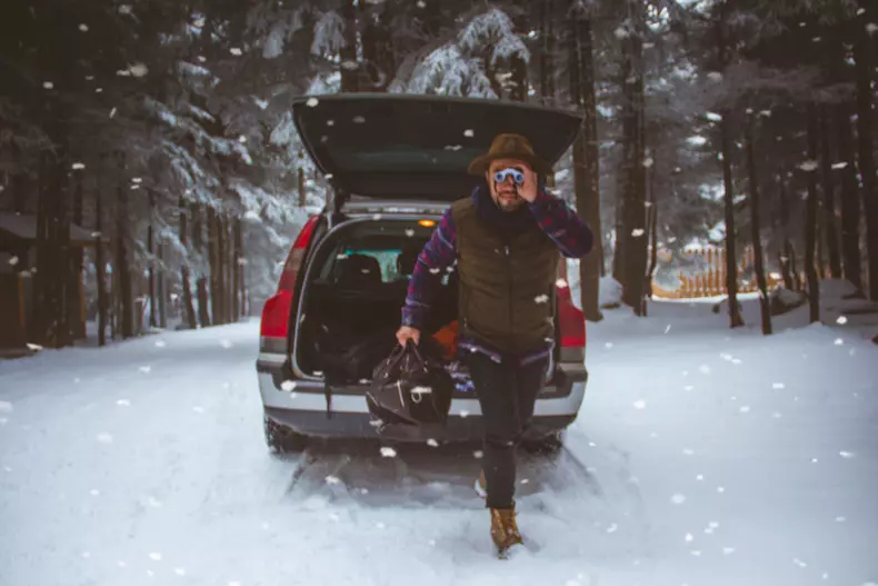 barbat-iarna-ia-bagaje-din-masina-325089-920313