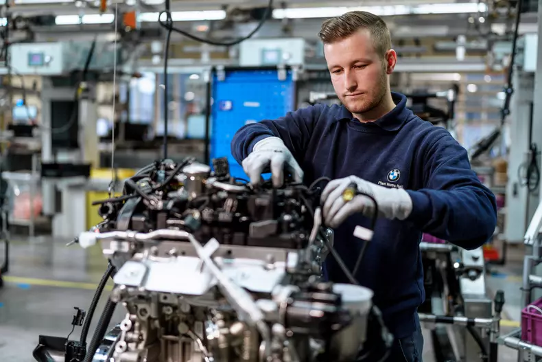 P90412991_highRes_engine-assembly-prod