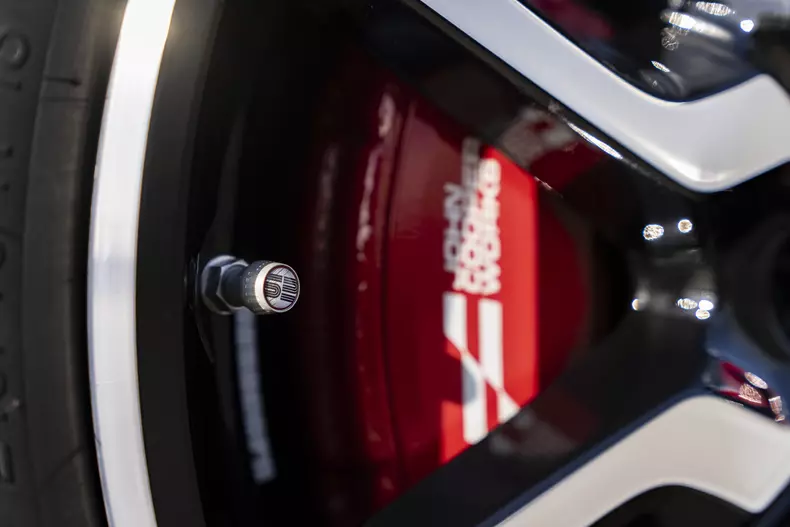 P90625064_highRes_mini-jcw-1965-victor